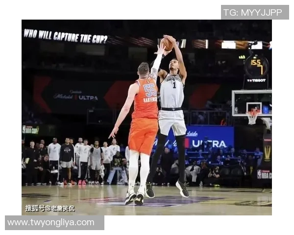 雷霆与马刺激战正酣NBA赛场精彩瞬间回顾与分析