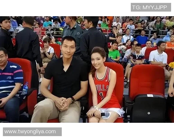 易建联与家人共同观看CBA比赛,展现家庭温馨时光 易建联与家人共同观看CBA比赛,展现家庭温馨时光