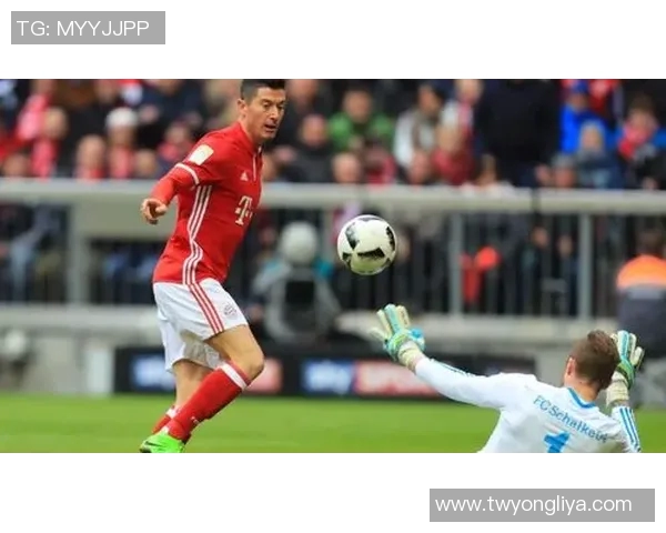 莱万多夫斯基精彩挑射破门助球队逆转胜利的精彩瞬间